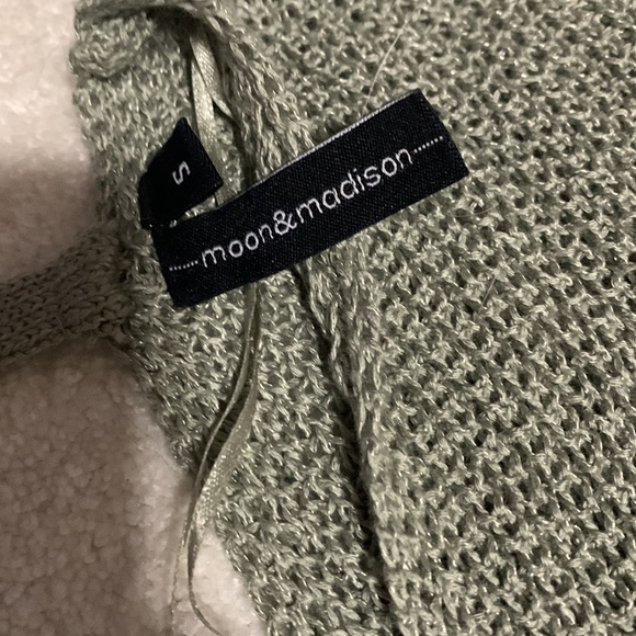 Green sweater - Picture 2 of 2